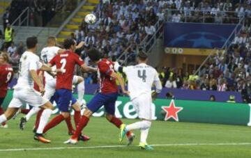 Bale acaba de peinar el balón a saque de Kroos...