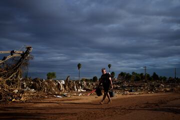 Un hombre camina por una calle afectada por las inundaciones en Paiporta, el epicentro de la tormenta, cerca de Valencia, España.