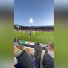 Marcos Alonso no dio crédito: el Leeds perdiendo, en descenso y sucede esto con una fan