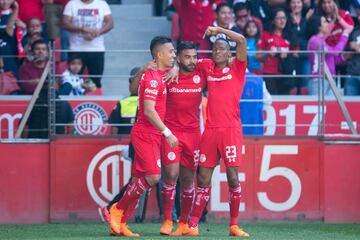 ‘Los Diablos’ volvieron a aprovechar su localía y se hicieron de otros tres puntos ante Pachuca. Este es el tercer triunfo consecutivo del equipo que comanda Hernán Cristante, lo cual ya lo tiene como el tercer lugar general de la tabla general. Bien dicen que en la Liga MX no importa tanto como empiezas sino como cierras y hay que tener cuidado con los ‘Choriceros’ porque si siguen así será difícil para cualquiera detenerlos.