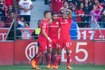 ‘Los Diablos’ volvieron a aprovechar su localía y se hicieron de otros tres puntos ante Pachuca. Este es el tercer triunfo consecutivo del equipo que comanda Hernán Cristante, lo cual ya lo tiene como el tercer lugar general de la tabla general. Bien dicen que en la Liga MX no importa tanto como empiezas sino como cierras y hay que tener cuidado con los ‘Choriceros’ porque si siguen así será difícil para cualquiera detenerlos. 