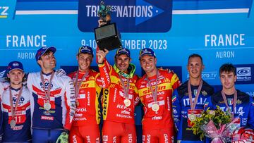 Marcelli, Bou y Busto levantan el trofeo de campeones del Trial de las Naciones en Francia.