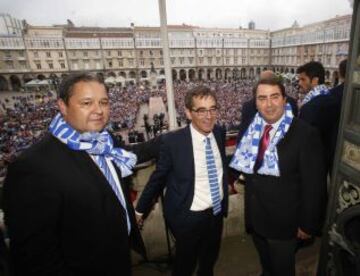 La celebración en la plaza de María Pita. Tino Fernández, Fernando Vázquez y Carlos Negreira.