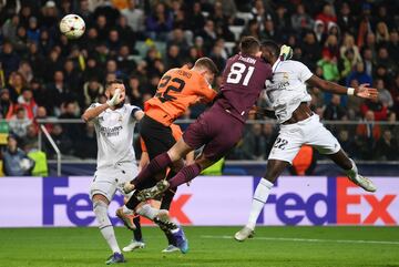 1-1. Antonio Rüdiger marca en el minuto 95 el tanto del empate. En la jugada, el central alemán sufre un corte en la cara tras chocar con el portero Anatoliy Trubi.