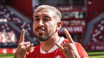 Héctor Herrera posa con la camiseta del Toluca.