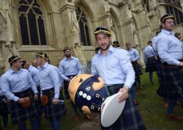 El capitán de la selección escocesa Greig Laidlaw con la mascota.