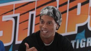 Ronaldinho le da su bendici&oacute;n a Juan Carlos Osorio.