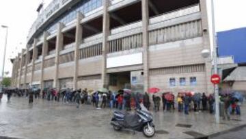 COLAS. Desde primera hora de la mañana la afición rojiblanca se congregó en el Calderón para sacar una entrada paa Londres.