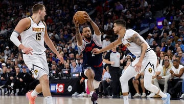 Norm Powell penetra entre Michael Porter Jr y Nikola Jokic