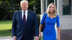 (ARCHIVOS) En esta foto de archivo tomada el 15 de septiembre de 2020, el presidente de los Estados Unidos, Donald Trump, camina junto a la secretaria de prensa de la Casa Blanca, Kayleigh McEnany, antes de partir en Marine One desde el jard&iacute;n sur de la Casa Blanca en Washington, DC.