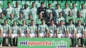 <b>OFICIAL. </b>La plantilla y el Consejo se hicieron la foto en un Heliópolis al que le cambian el césped.