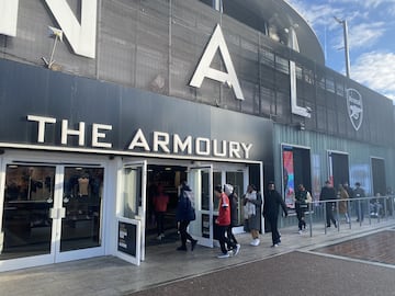 Varios aficionados entran en The Armoury, tienda del Arsenal situada bajo el Emirates Stadium.