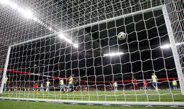 2-0. Dani Olmo, con un potente zurdazo, coloca el balón al palo largo de Bento. Imposible llegar para el portero brasileño.