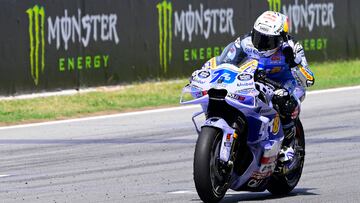 Álex Márquez celebra su victoria al cruzar la meta de Montmeló.