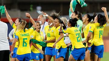 AMDEP5029. BUCARAMANGA (COLOMBIA), 26/07/2022.- Jugadoras de Brasil celebran hoy, al final de un partido de las semifinales de la Copa Am¨¦rica Femenina entre Brasil y Paraguay en el estadio Alfonso L¨®pez en Bucaramanga (Colombia). EFE/Mauricio Due?as Casta?eda