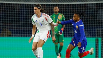 Soccer Football - Nations League - League A - Group 2 - France v Italy - Parc des Princes, Paris, France - September 6, 2024 Italy's Riccardo Calafiori in action with France's Michael Olise REUTERS/Christian Hartmann