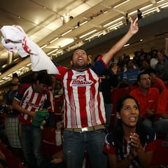 Policía arroja piedra a un autobús de aficionados de Chivas