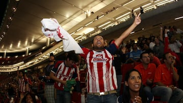 Aficionados de Chivas durante un partido en el Estadio Akron.