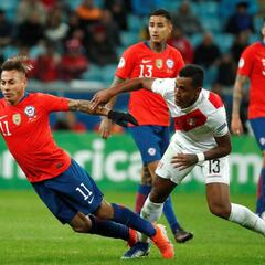 La polémica jugada en que Chile pidió el uso del VAR a Roldán
