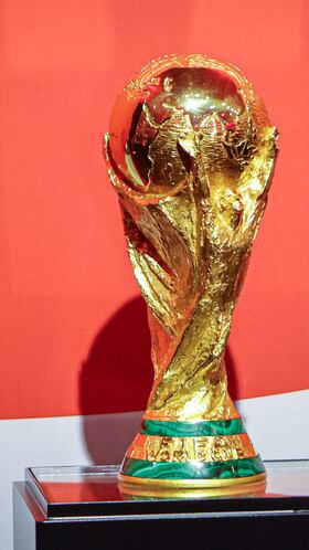 AME7523. MONTEVIDEO (URUGUAY), 22/02/2026.- Fotografía que muestra el trofeo del Mundial de la FIFA este domingo, en Montevideo (Uruguay). Ruggeri recibió el trofeo del Mundial de la FIFA como parte del tour que lo lleva por diferentes países.EFE/ Gastón Britos