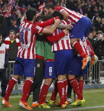 1-0. 1-0. Godin celebra con sus compañeros el primer tanto.