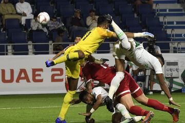 El portero de Arabia Saudí Mohammed Al-Owais lucha un balón entre varios jugadores. 