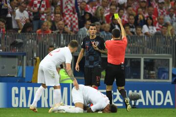 El árbitro Cuneyt Cakir enseñó la cartulina amarilla a Mario Mandzukic.