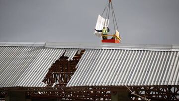 GRA130. A CORUÑA, 08/02/2017.- El Ayuntamiento de A Coruña inició hoy las obras de reparación de la cubierta del estadio de Riazor, que la semana pasada sufrió desperfectos como consecuencia de las fuertes rachas de viento que se registraron en la ciudad gallega y que obligaron a aplazar el partido de LaLiga Santander ante el Betis. EFE/Cabalar