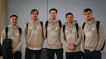 Jugadores del Palma Futsal, antes de su vuelo para jugar la Champions.