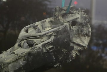 El monoplaza del piloto franc¨¦s se ha incendiado tras un fuerte impacto en la curva tres del Gran Premio de Bahr¨¦in. Romain Grosjean sali¨® por su propio pie del monoplaza. El accidente lleg¨® tras un cambio de direcci¨®n del piloto de Haas, en el que se ha tocado con el Alpha Tauri de Kvyat.