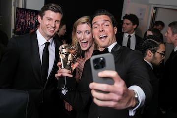 Matthew Reeve, Alexandra Reeve Givens y Will Reeve durante los premios BAFTA 2025.