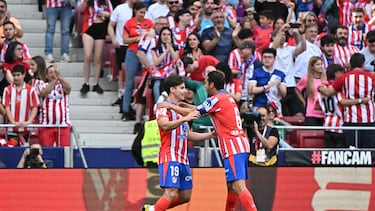 Koke felicita a Julián Alvarez por el primer gol conseguido ante el Betis.