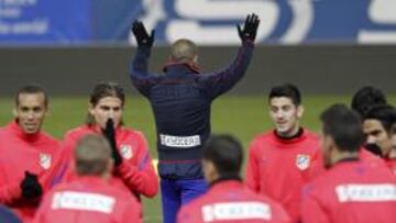 <b>QUERIDO. </b>Cholo saluda a la afición el día que dirigió su primer entrenamiento.
