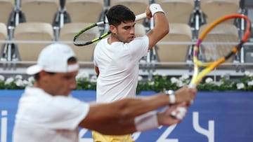 PARIS, 26/07/2024.- El Carlos Alcaraz (d), durante un entrenamiento con su compañero, tenista Rafa Nadal (i) y con el otro dueto español, formado por Marcel Granollers y Pablo Carreño, en el marco de los Juegos Olímpicos de París 2024, este viernes en la pista Phillipe Chatrier de Roland Garros. Nadal, con el muslo derecho vendado por sus molestias en el aductor derecho, saltó a la pista e inició el entrenamiento previsto, en compañía de Alcaraz. EFE/ Kiko Huesca