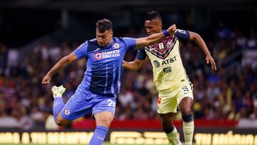 MEX00. CIUDAD DE MÉXICO (MÉXICO), 30/04/2022.- El jugador de América Pedro Aquino (d) disputa el balón con Iván Morales (i) de Cruz Azul hoy, sábado 30 de abril de 2022, durante un partido de la jornada 17 del Torneo Clausura del fútbol mexicano realizado en el Estadio Azteca de la Ciudad de México. EFE/José Méndez