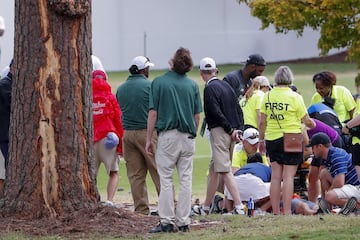 Una tormenta eléctrica paró el juego en el East Lake Golf Club de Atlanta, el campo en el que se disputa el Tour Championship, la final de la millonaria FedEx Cup. Un rayo cayó sobre un árbol, que se incendió y provocó que varios espectadores resultaran heridos. Varias ambulancias se dirigieron al lugar del suceso, aunque, según la NBC, no correrían peligro las vidas de ninguno de los afectados.
