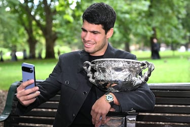 El español Carlos Alcaraz se hace un autorretrato con el trofeo de la Norman Brookes Challenge Cup en el Royal Exhibition Building.