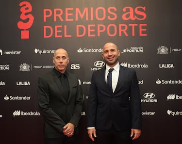 David Martín y Felipe Perrone, entrenador y jugador de la selección española de waterpolo, posan en el photocall de los Premios AS del Deporte 2025.