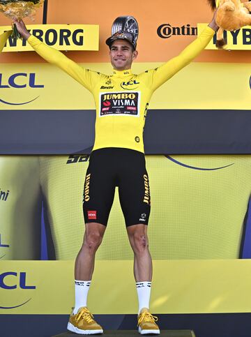 Wout Van Aert con el maillot amarillo del Tour de Francia 2022.