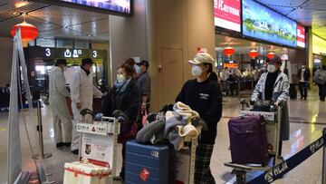 Ciudadanos chinos llegan con maletas al aeropuerto de su país.