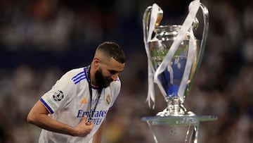 Benzema pasa al lado de la 14 en la ceremonia del campeón de la Champions de 2022.