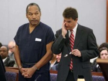 O.J Simpson: Uno de los personajes más conocidos de la historia del deporte norteamericano.  Absuelto del asesinato de su esposa y un amigo en 1995, en la actualidad cumple 33 años de condena en Nevada por robo a mano armada y secuestro.