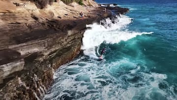 Un surfista surfea en la ola China Walls de Oahu, Haw&aacute;i, Estados Unidos. 