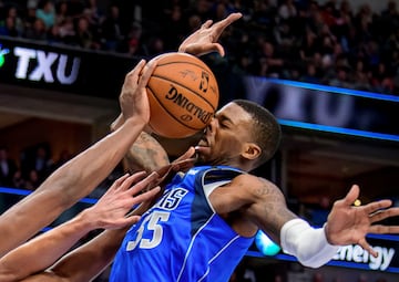 El jugador de los Dallas Mavericks, Delon Wright, recibe un golpe de balón en la cara durante el partido de la NBA frente a los Atlanta Hawks.