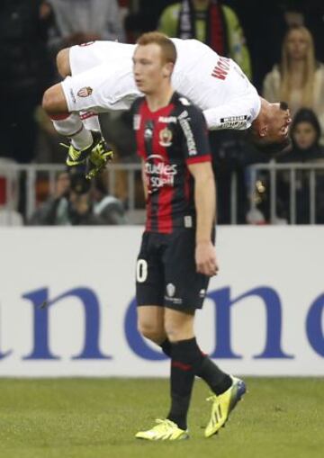 Delantero francés del Mónaco Emmanuel Riviere celebrando su gol después de anotar durante el partido de fútbol de la liga francesa Niza-Mónaco