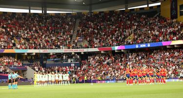 Las selecciones de España y Portugal guardan un emotivo minuto de silencio en memoria de  Diogo Jota.
