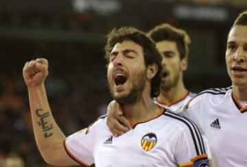 El centrocampista del Valencia Daniel Parejo celebra el gol marcado al Almería, durante el partido de la decimonovena jornada de Liga de Primera División.