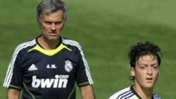 <b>COTIZADO. </b>Ozil espera crecer al lado de Mourinho y por eso el Madrid ha blindado su futuro.