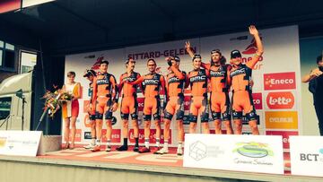 BMC vence en la crono por equipos: Dennis, nuevo líder