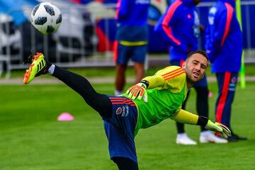 La Selección Colombia realizó su primer entrenamiento abierto al público en el estadio Sviyaga en Rusia, preparando el debut mundialista del 19 de junio ante Japón en Saransk. James y Barrios, los ausentes.